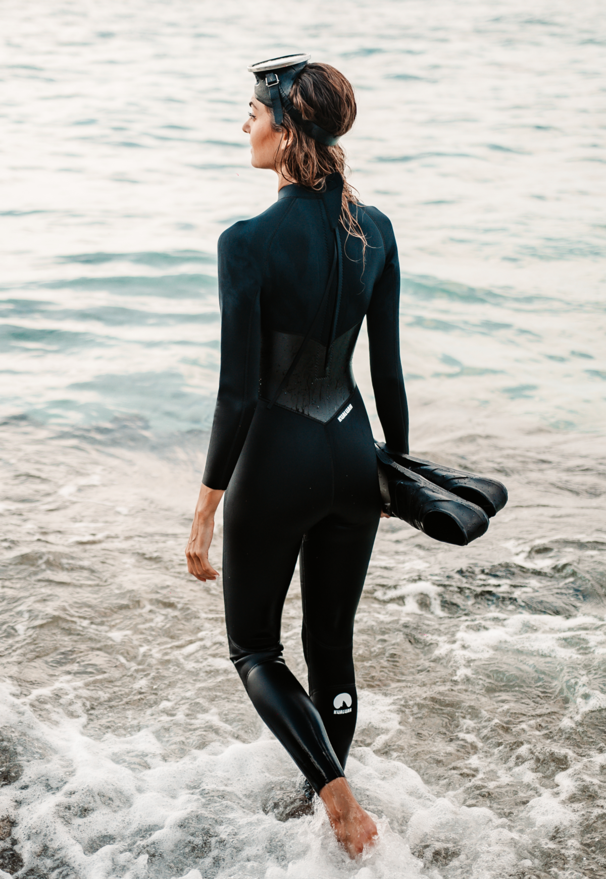 Discover our oceans in the Kualuah Aria wetsuit. Chic, comfortable and eco friendly wetsuit made of 2 mm bioprene.